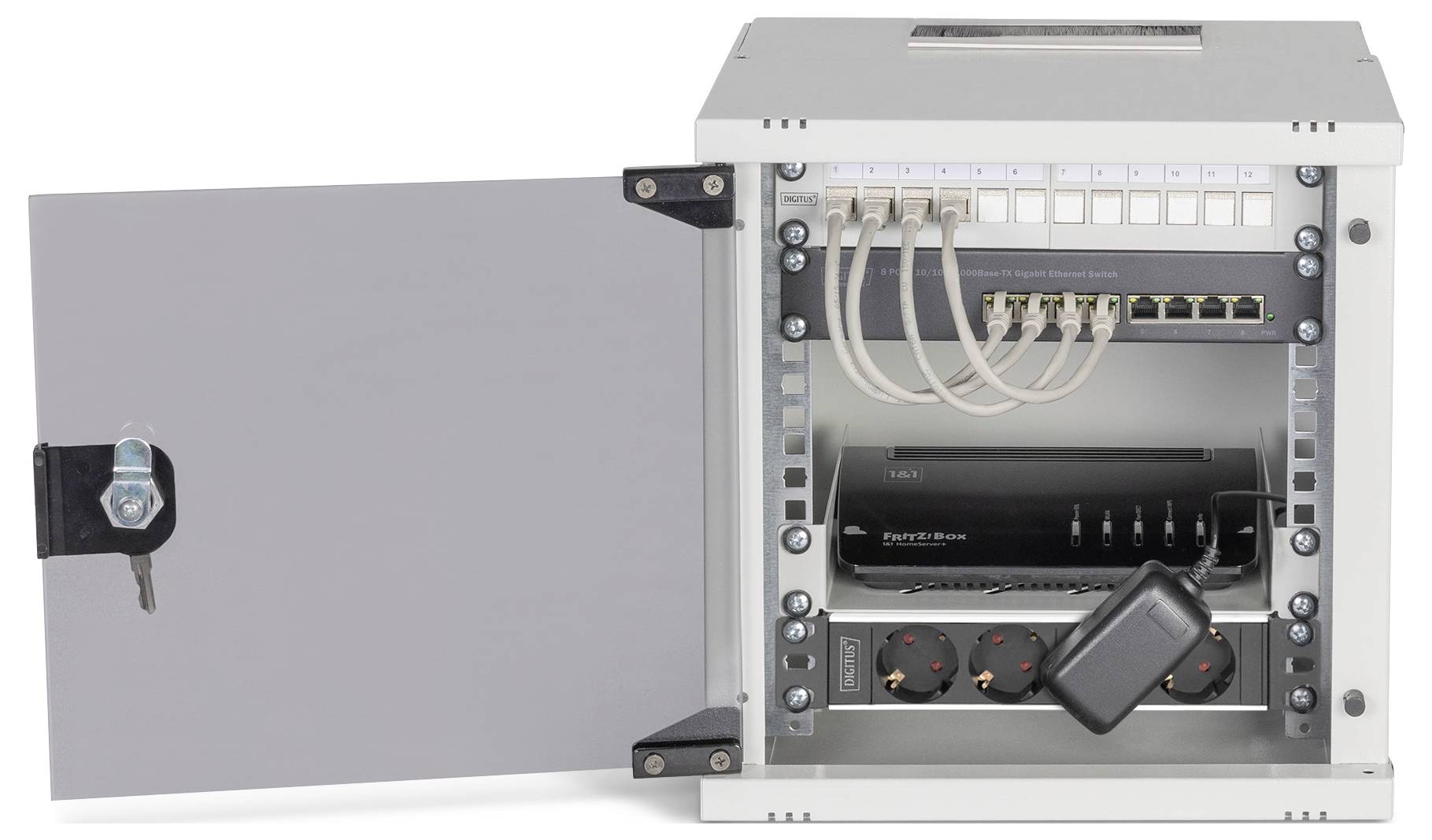 Offene elektrische Schaltschrank mit Netzwerkkabeln, die an einen Switch, eine Steckdosenleiste und ein Modem angeschlossen sind, wobei die organisierte Verkabelung und Geräteausrichtung hervorgehoben werden.