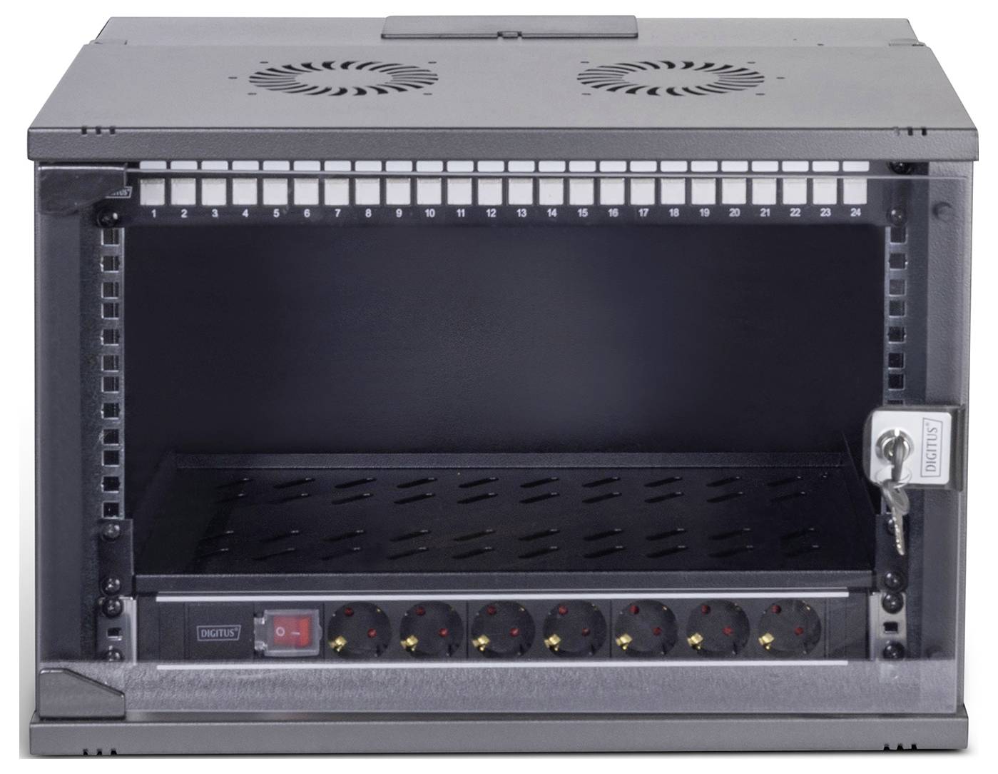 Ein Metallschrank mit Glastür, Schloss, Lüftungsventilatoren oben und einem Stromverteiler im Inneren. Entwickelt zur sicheren Aufbewahrung von elektronischen Geräten.