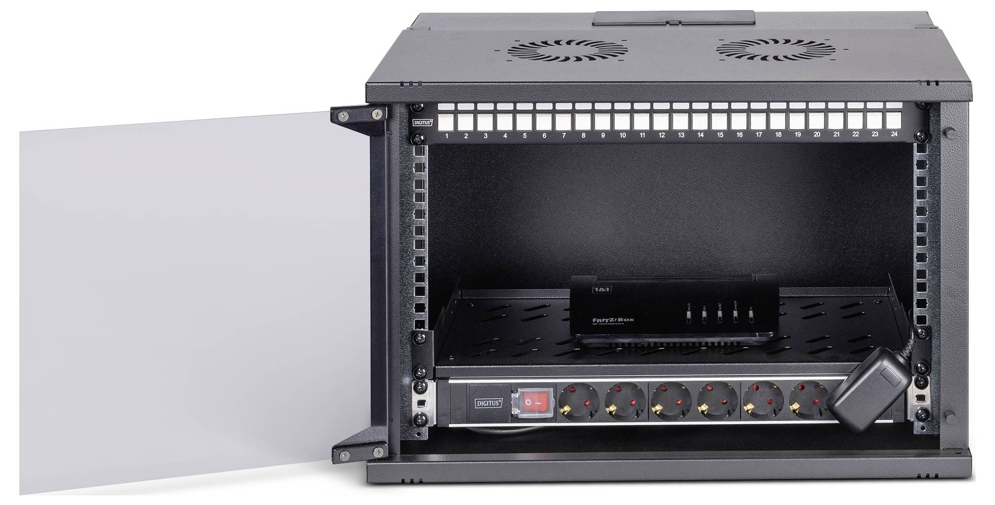 Ein schwarzes Netzwerkgeräterack mit geöffneter Frontentür, das eine montierte Stromverteilungseinheit und einen Netzwerk-Router im Inneren zeigt.