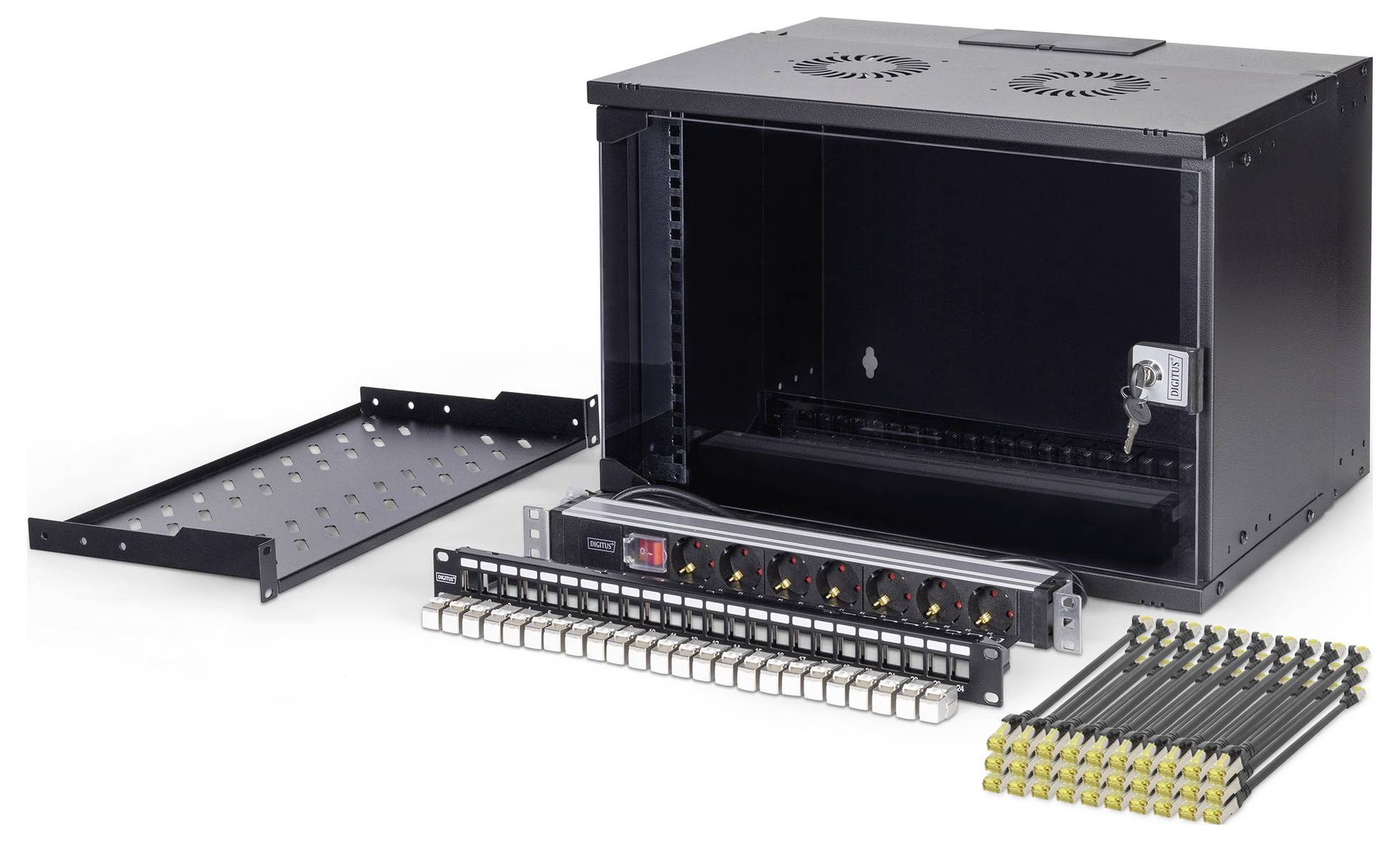 Ein schwarzes Rackmount-Servergehäuse mit offener Frontseite, Stromverteilungseinheit, Patchpanel und mehreren Netzwerkkabeln, die daneben platziert sind.