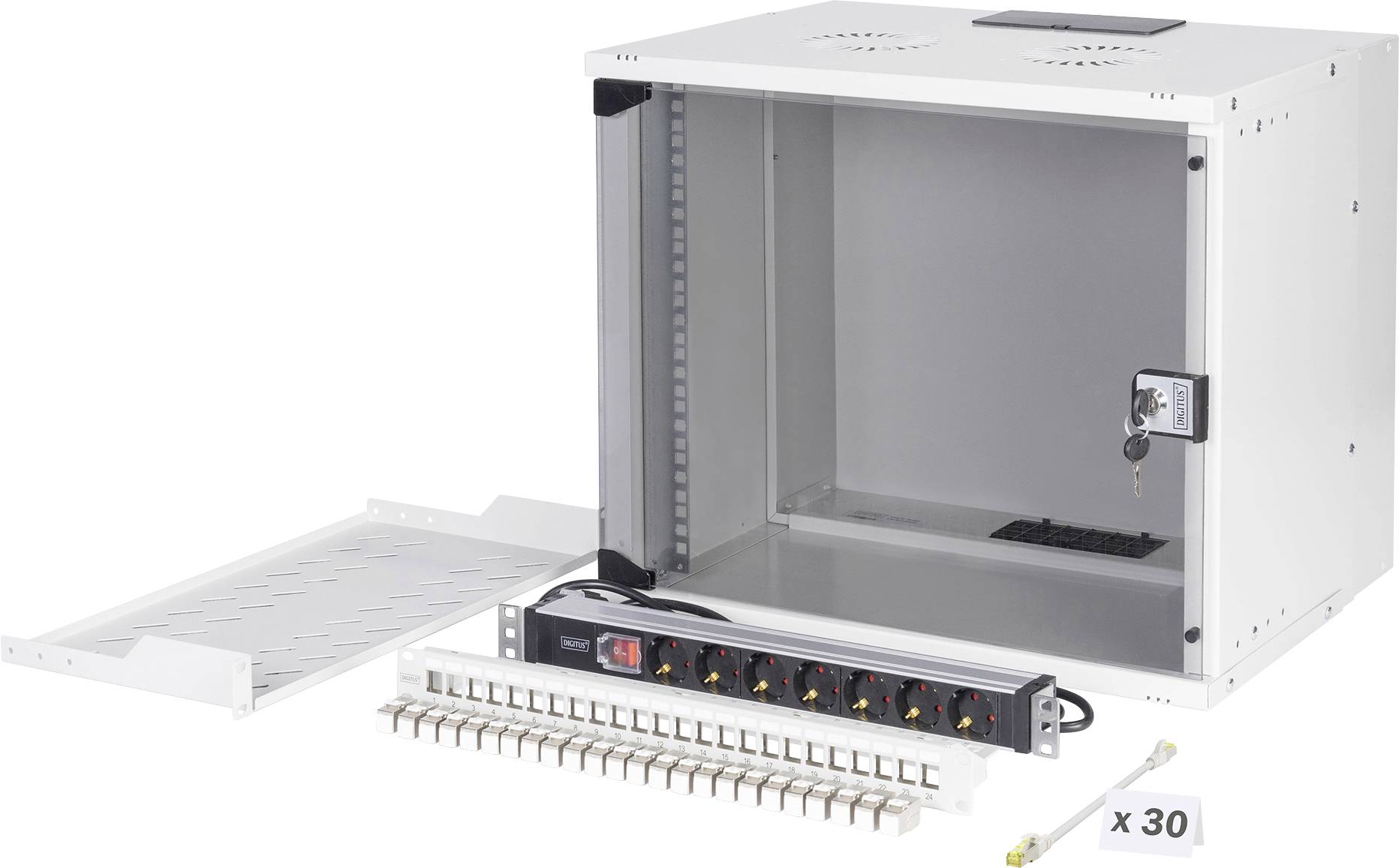 Ein weißes Serverregal ist geöffnet und zeigt Komponenten, darunter eine Steckdosenleiste, einen Kabelorganizer und Hardware mit einem 'x 30' Etikett.