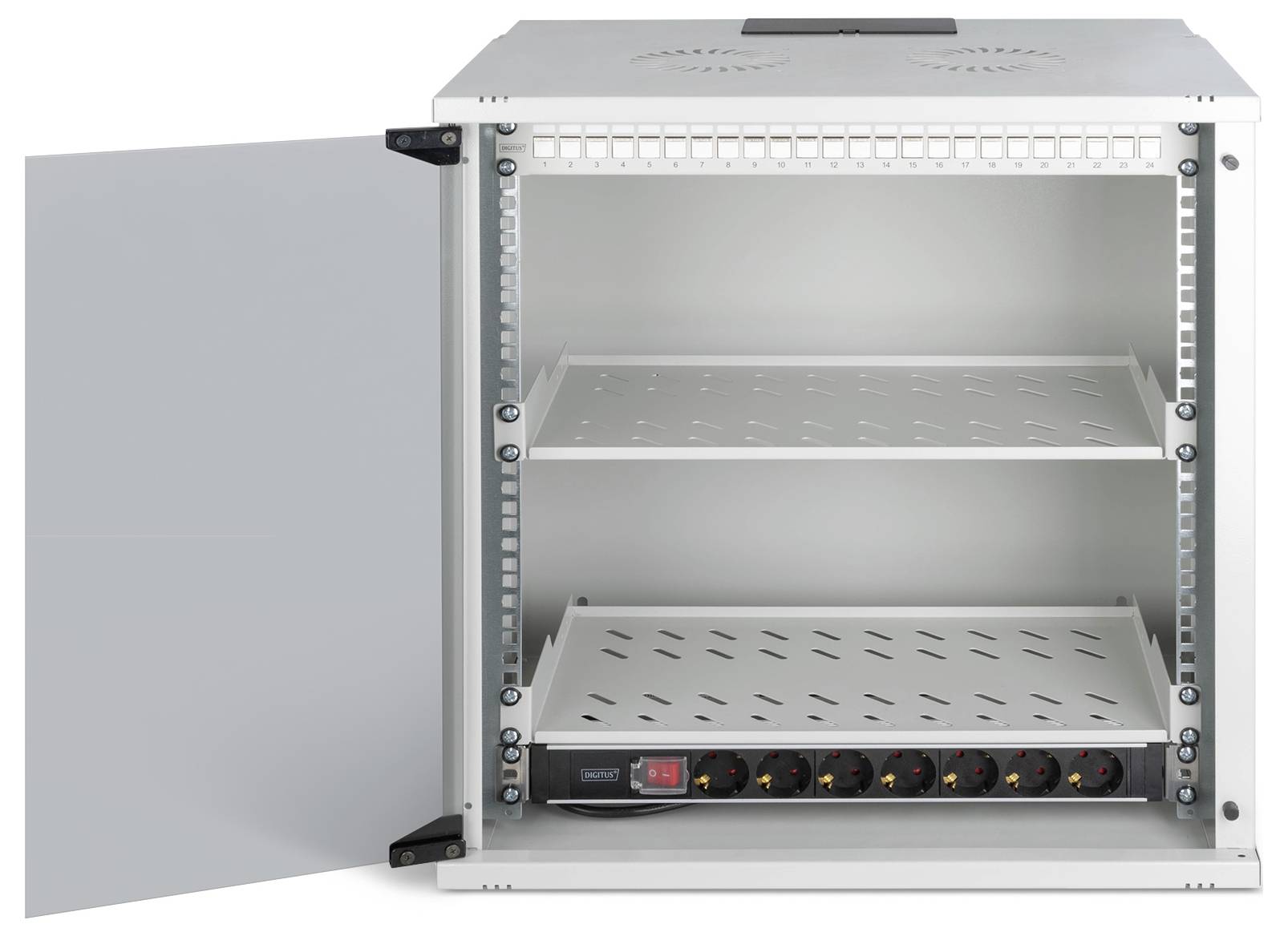 Ein offenes Schrank mit einem gelochten Fachboden und Steckdosenleiste im Inneren, entwickelt zur Organisation und Verwaltung von elektronischen Geräten oder Servern.