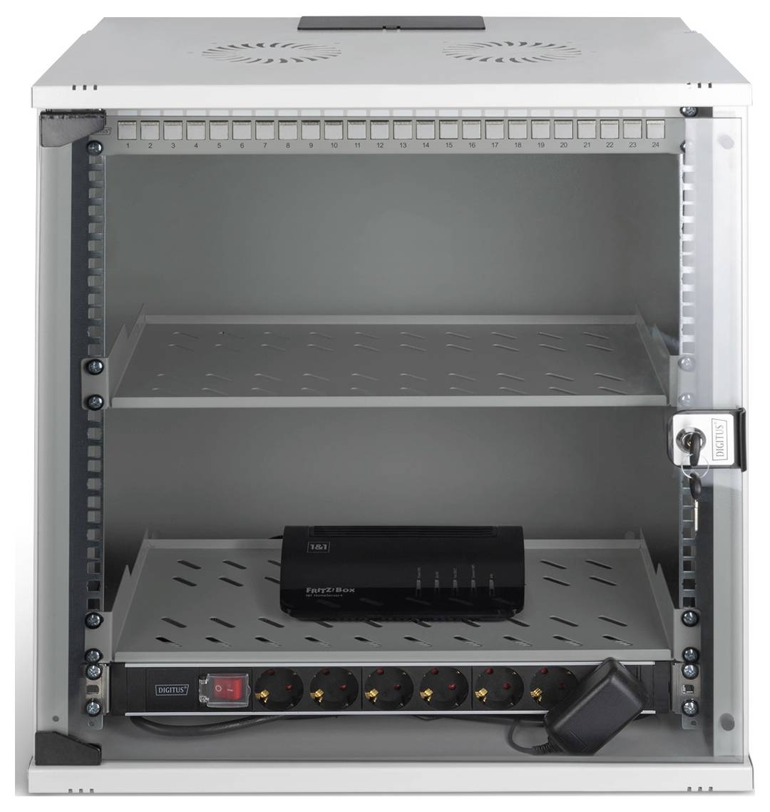 Ein Servergestell aus Metall mit einer Glastür, das einen Internetrouter auf einem mittleren Regal und eine Steckdosenleiste auf dem unteren Regal zeigt.