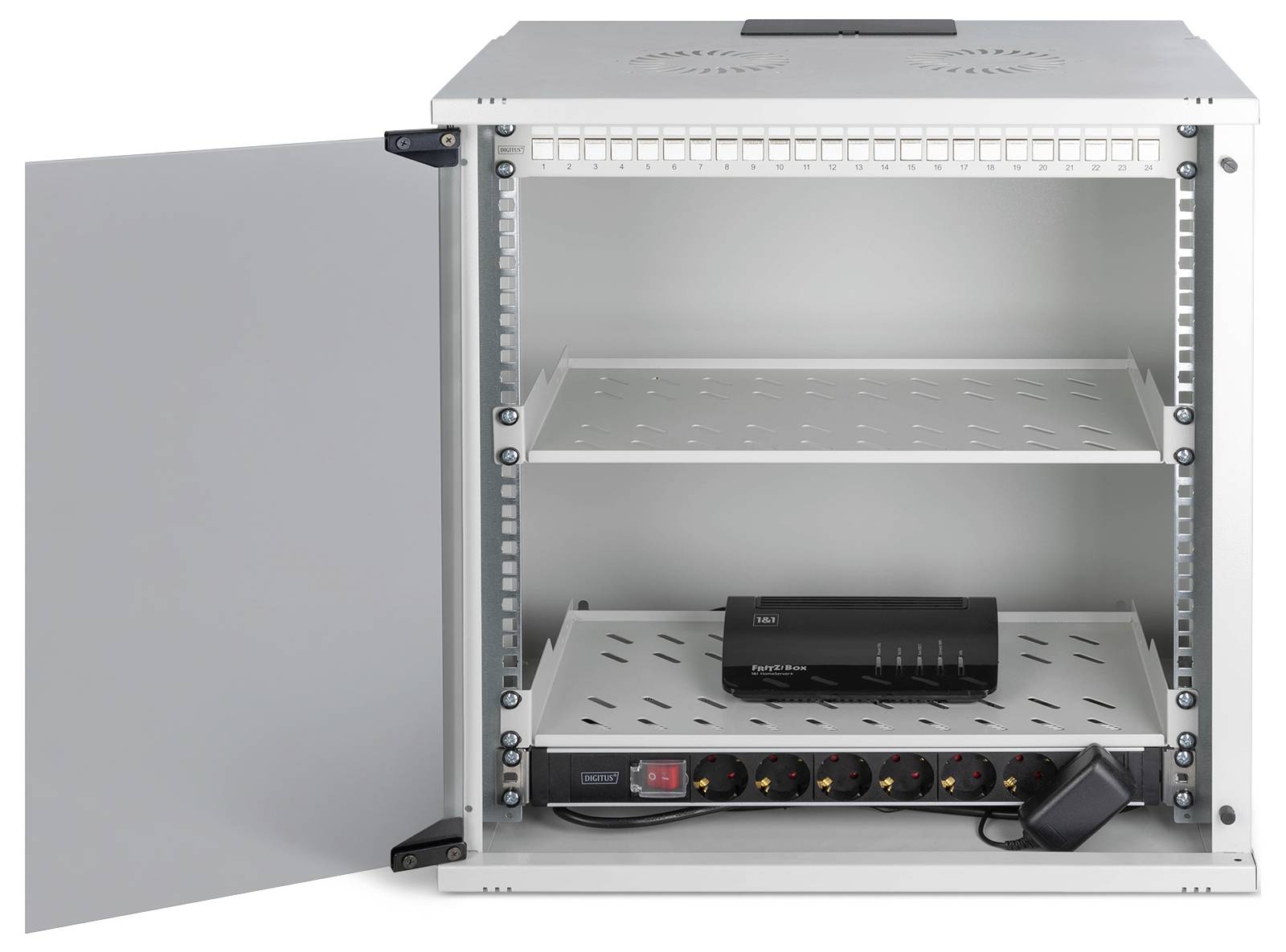 Ein an der Wand montiertes Netzwerkschrank mit geöffneter Tür, der einen Switch und einen Stromverteiler im Inneren zeigt, entwickelt zur Organisation von Netzwerkausrüstung.