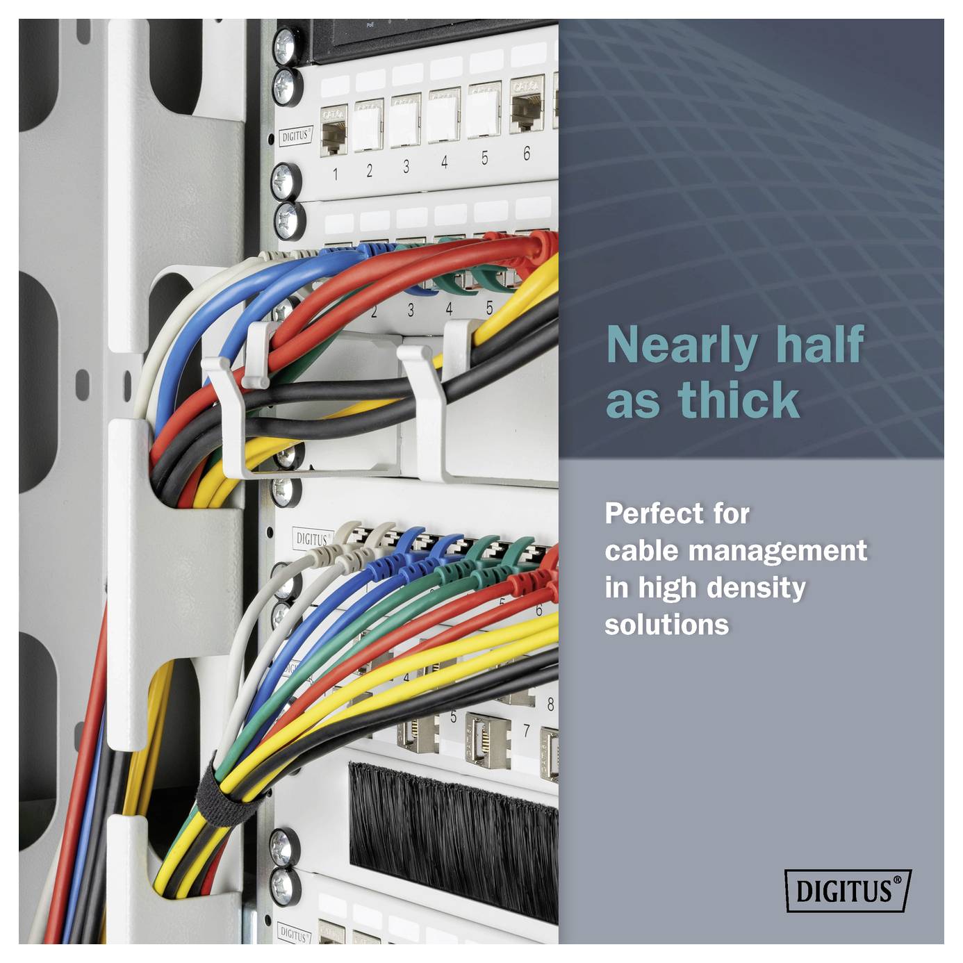 Netzwerkkabel, die mit Clips in einem Serverrack organisiert sind. Text lautet: „Fast halb so dick. Perfekt für Kabelmanagement in Hochdichte-Lösungen.