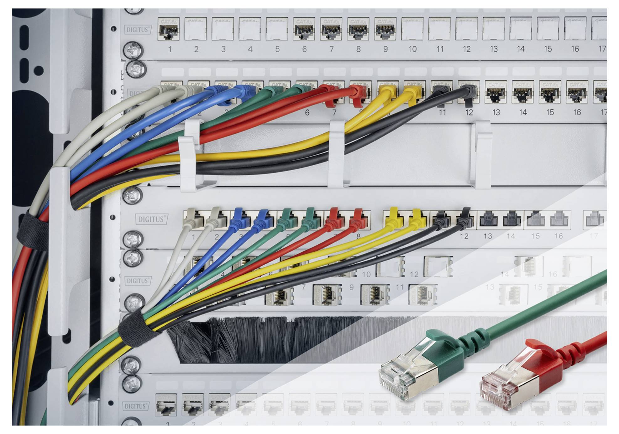 Ein Netzwerk-Patchpanel mit bunt verbundenen Kabeln. Zwei zusätzliche RJ45-Kabel, eines in grün und eines in rot, liegen im Vordergrund.