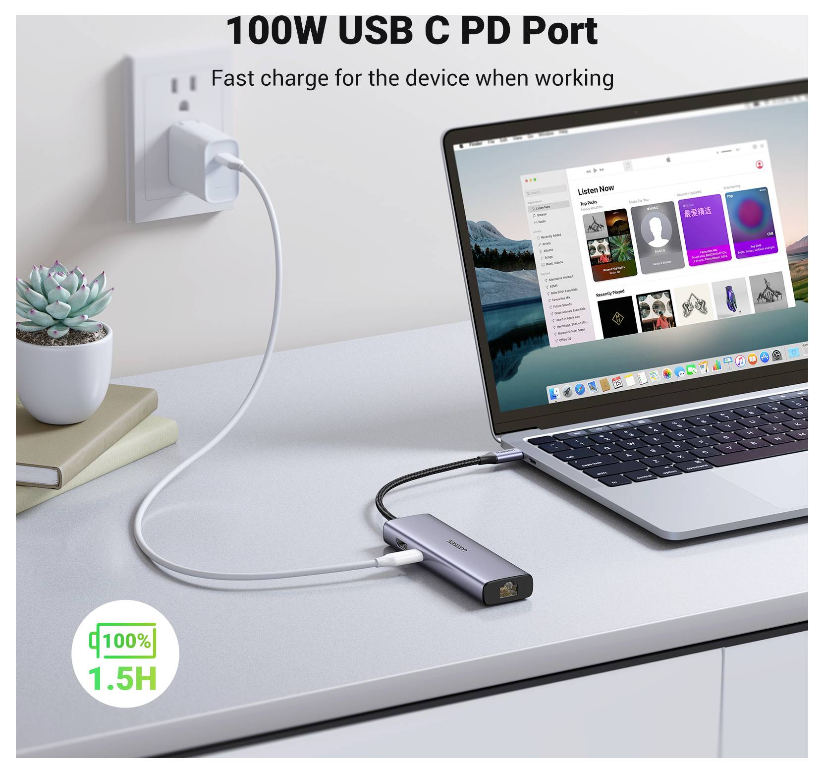 Ein Laptop auf einem Schreibtisch ist über einen USB-C-Hub mit einer Steckdose verbunden. Auf dem Bildschirm wird Musiksoftware angezeigt. Text auf dem Bild: "100W USB C PD-Anschluss".
