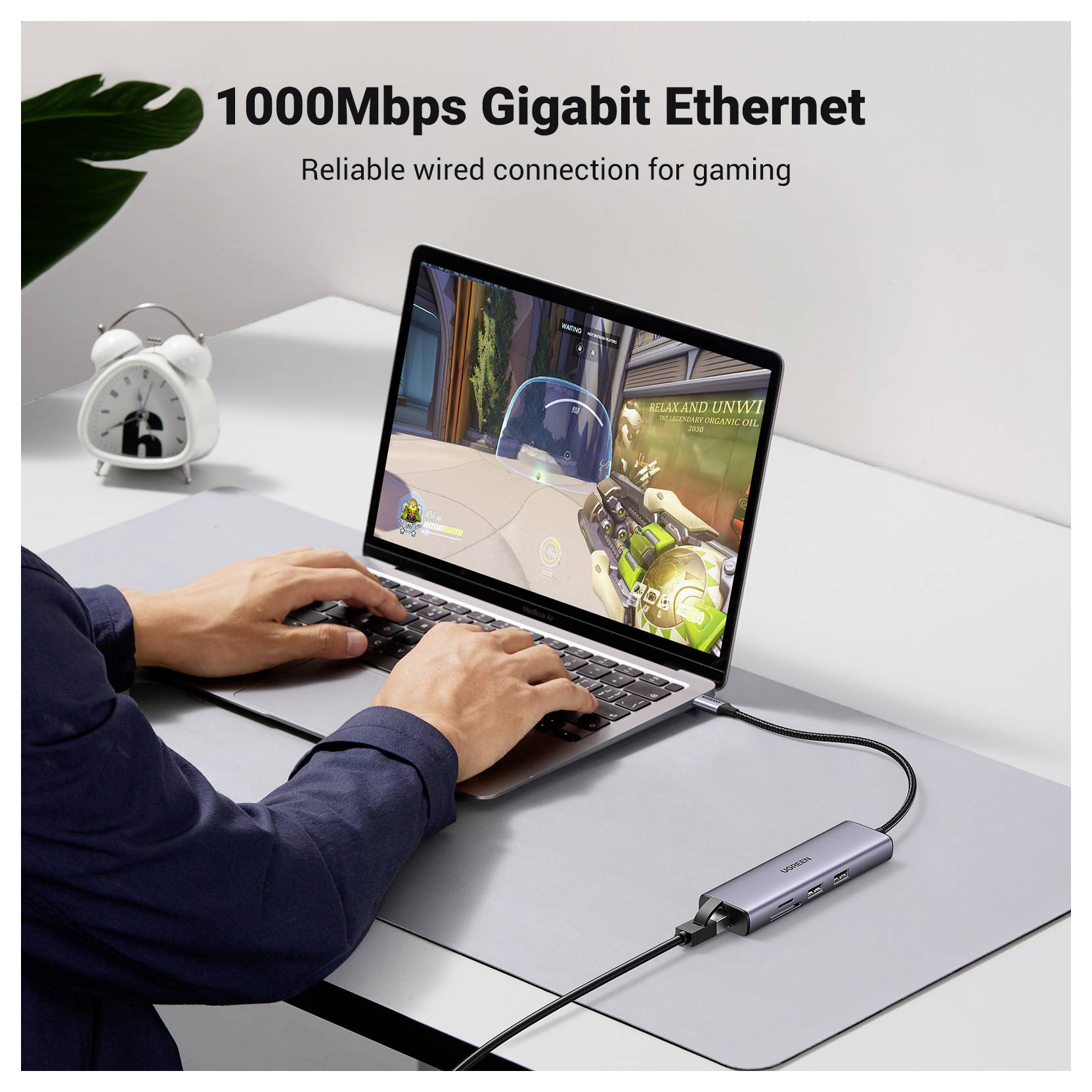 Ein Benutzer verwendet einen Laptop, der über ein kabelgebundenes Ethernet angeschlossen ist und ein Spiel spielt. Text liest sich: '1000 Mbit/s Gigabit-Ethernet' und 'Zuverlässige kabelgebundene Verbindung zum Spielen'.