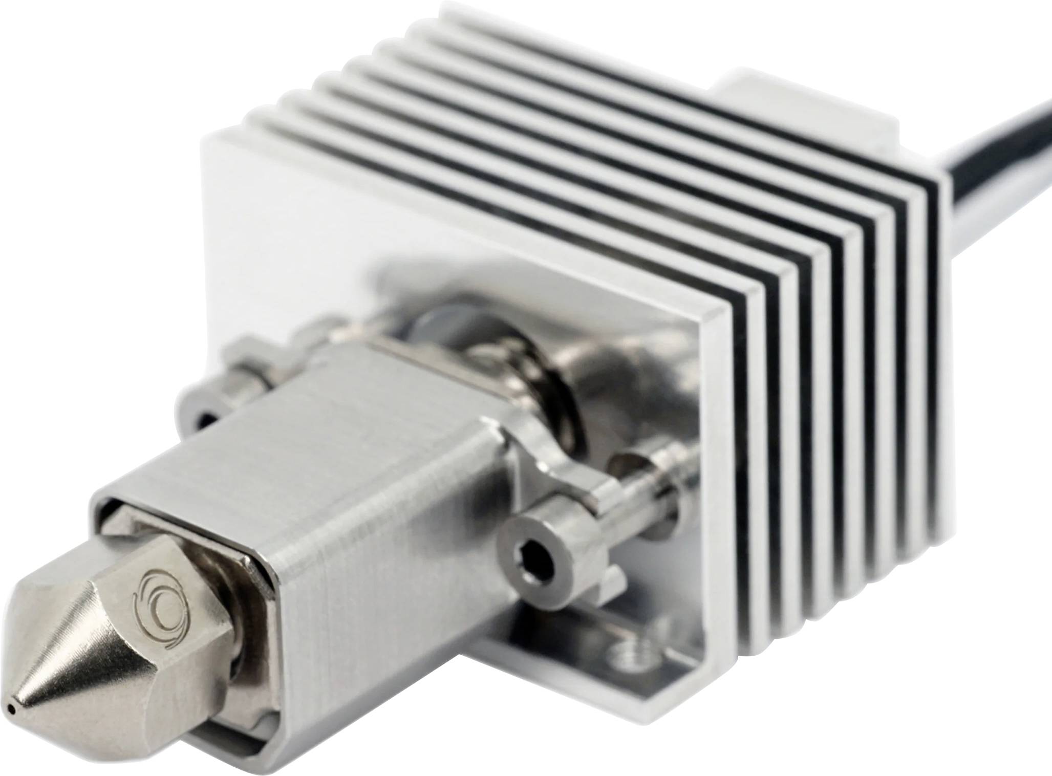 3D-Drucker-Hotend mit Metallkühlrippen, Düse und angeschlossenem Kabel zur Filamentextrusion und Wärmeableitung.