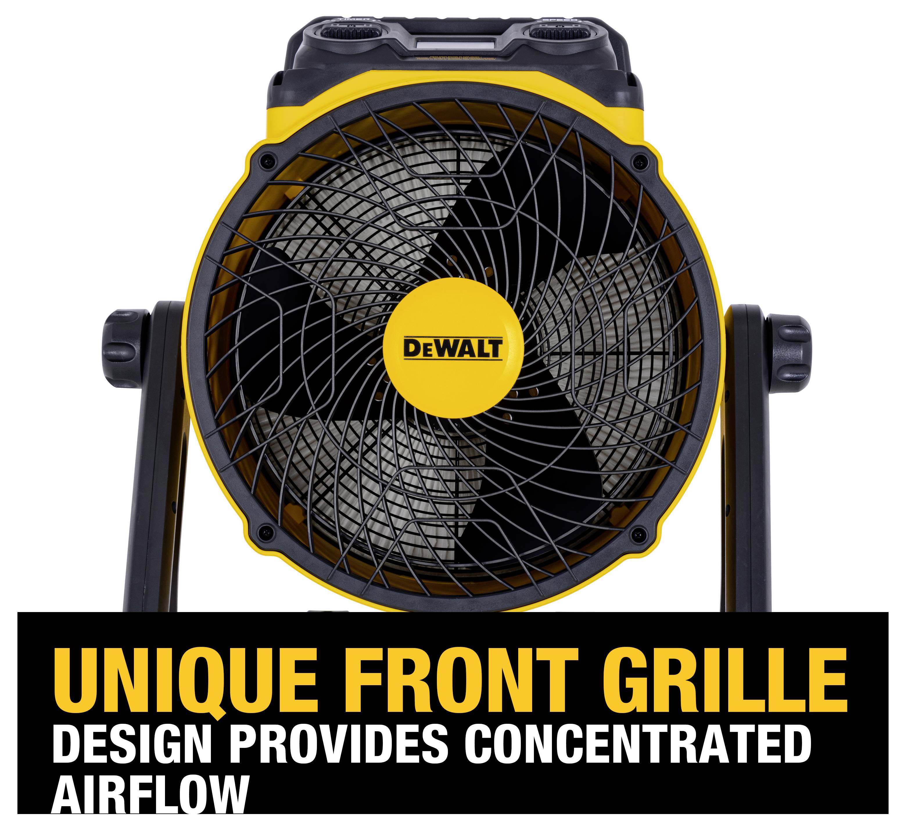 Ein schwarz-gelber DeWalt-Ventilator mit einem vorderen Gitterdesign, der konzentrierten Luftstrom bietet. Der Ventilator steht auf einem schwarzen Ständer.