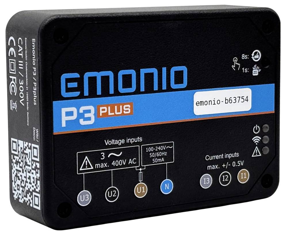 Ein schwarzes rechteckiges elektrisches Gerät mit der Beschriftung 'emonio P3 PLUS', das Spannungs- und Stromeingangsangaben sowie einen QR-Code aufweist.