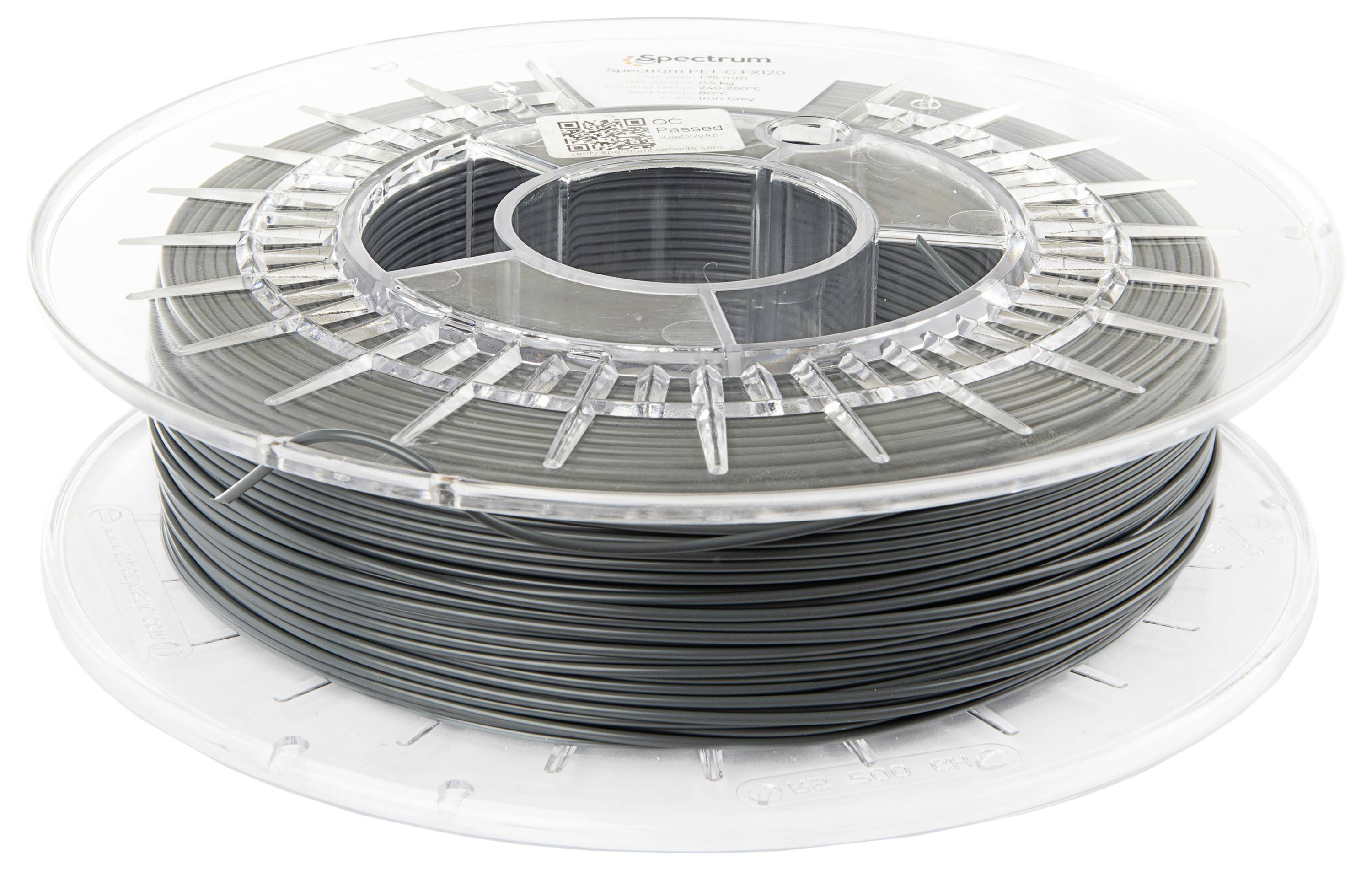 Eine Spule graues 3D-Druckerfilament auf einer transparenten Kunststoffrolle, von einem schrägen Winkel aus betrachtet.
