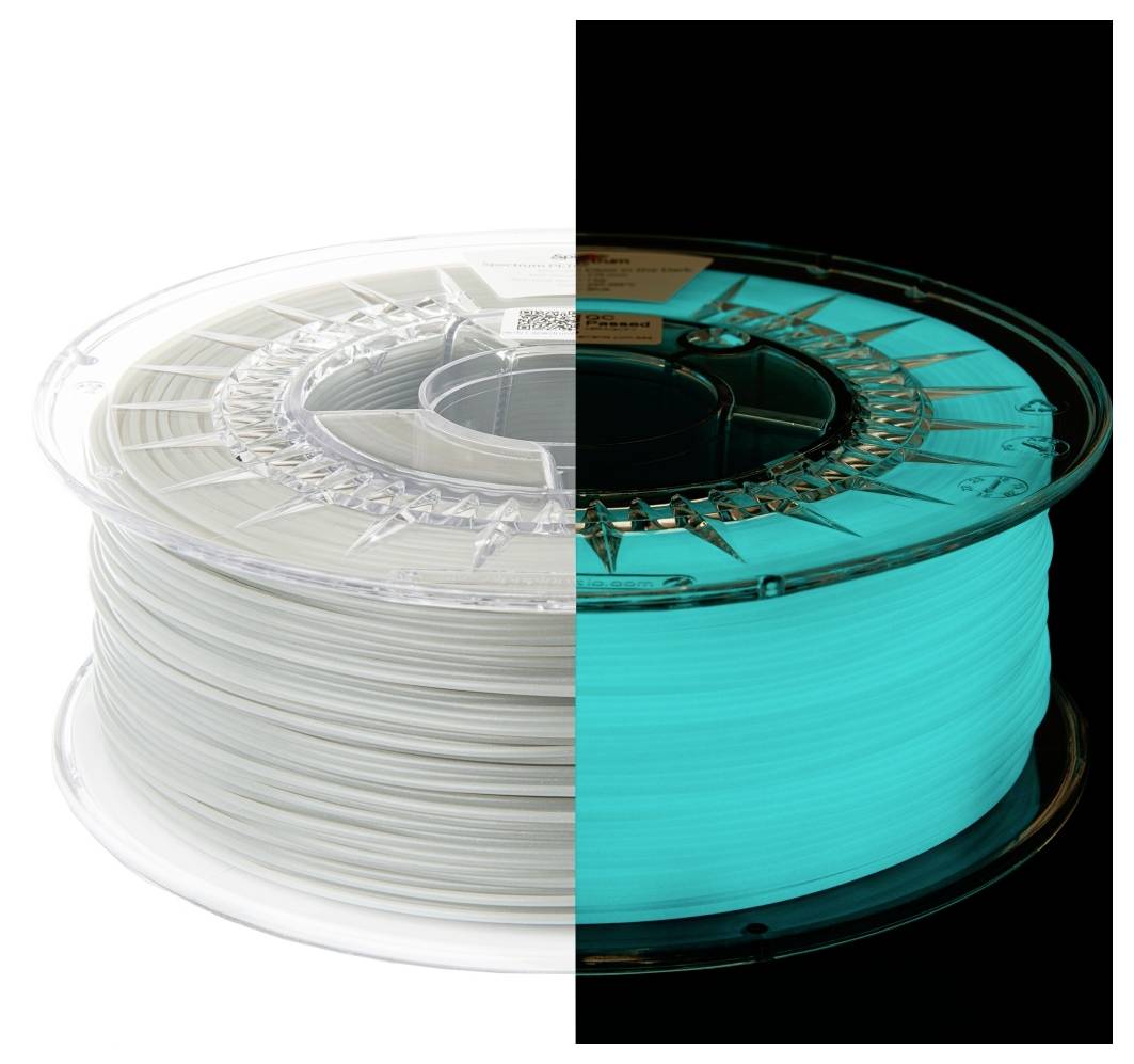 Eine Rolle 3D-Druckerfilament, die zur Hälfte bei normalem Licht weiß und zur Hälfte im Dunkeln hell leuchtend dargestellt wird.