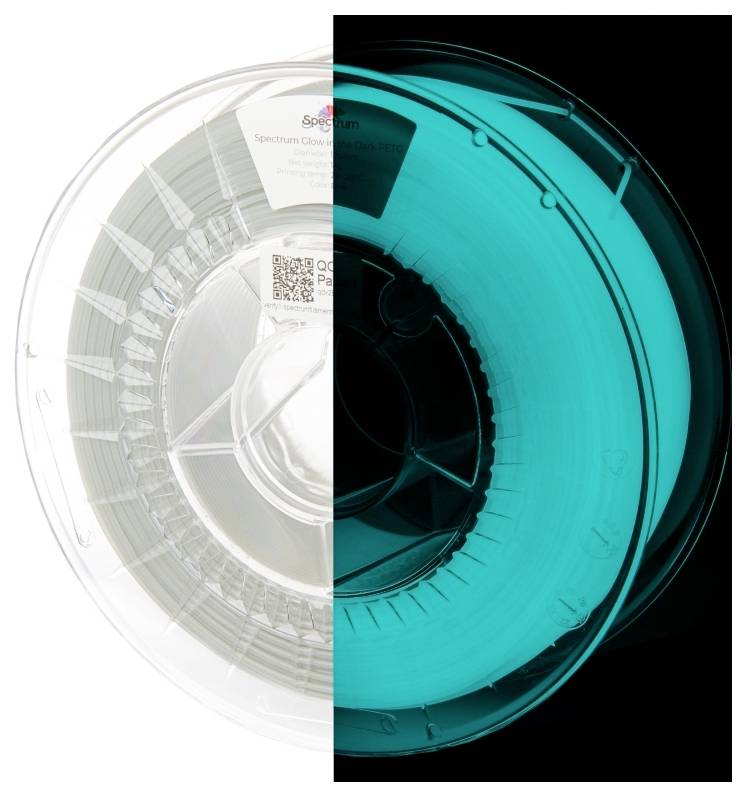 Eine 3D-Druckerfilamentrolle ist zur Hälfte halbtransparent weiß und zur Hälfte blau leuchtend im Dunkeln, was ihre Farbwechsel-Eigenschaft zeigt.