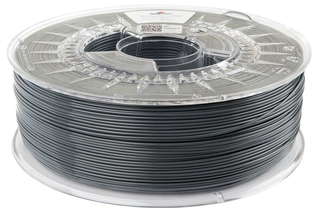 Eine Spule dunkelgrauen 3D-Druckerfilaments, ordentlich aufgewickelt, auf einer transparenten Plastikrolle platziert.