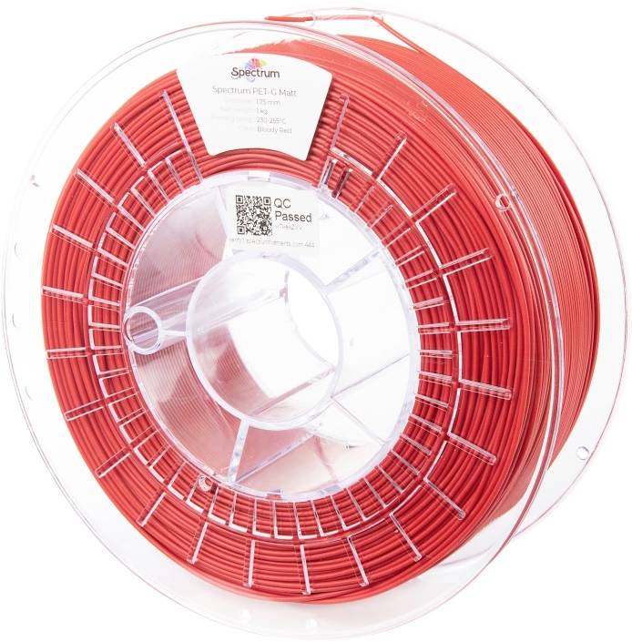 Eine Spule rotes 3D-Druckerfilament mit der Bezeichnung 'Spectrum PET-G Matt', die 1 kg wiegt. Das Etikett enthält einen QR-Code und den Vermerk 'QC Passed'.