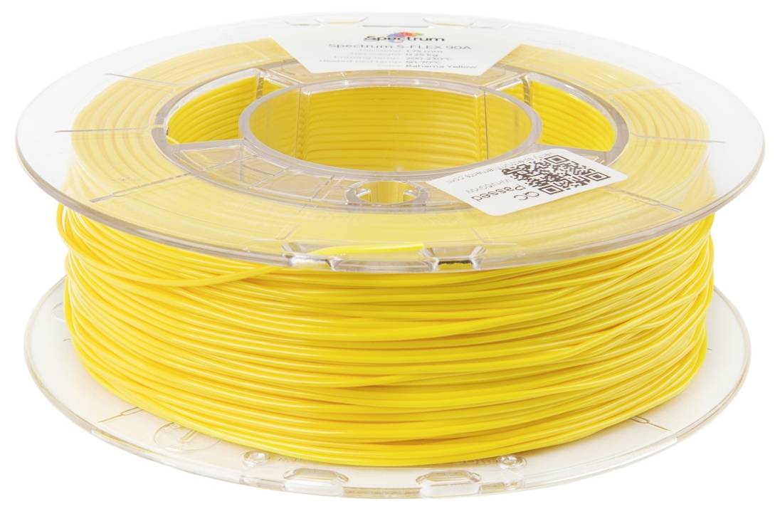 Eine Spule gelben 3D-Druckerfilaments ist sauber aufgewickelt und ruht auf einem transparenten Kunststoffhalter, auf dem ein QR-Code-Etikett deutlich sichtbar ist.