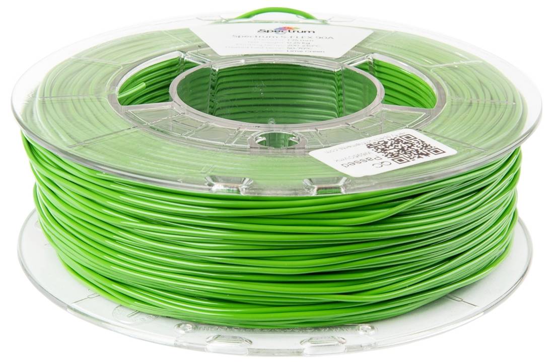 Eine Spule mit grünem 3D-Druckerfilament auf einer transparenten Rolle, beschriftet mit einem Markennamen und einem QR-Code auf der oberen Etikette.