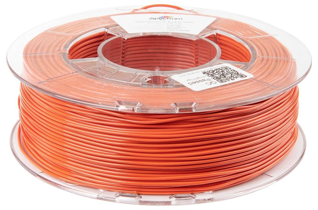 Eine Spule rotes 3D-Druckfilament, ordentlich aufgewickelt, mit einem sichtbaren Etikett auf der Oberfläche der transparenten Rolle.