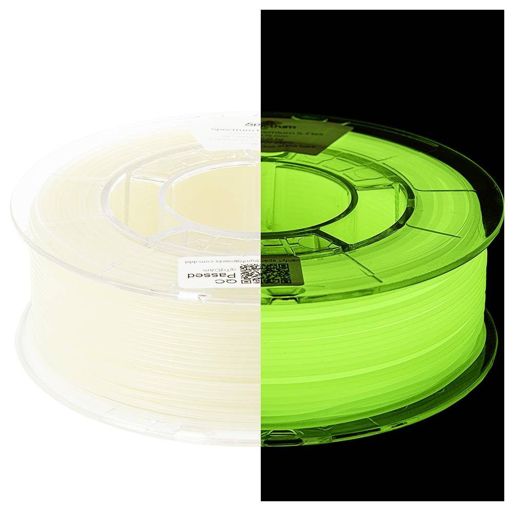 Eine Rolle 3D-Druckerfilament: Die linke Hälfte erscheint unter normalem Licht cremeweiß, die rechte Hälfte leuchtet im Dunkeln hellgrün.
