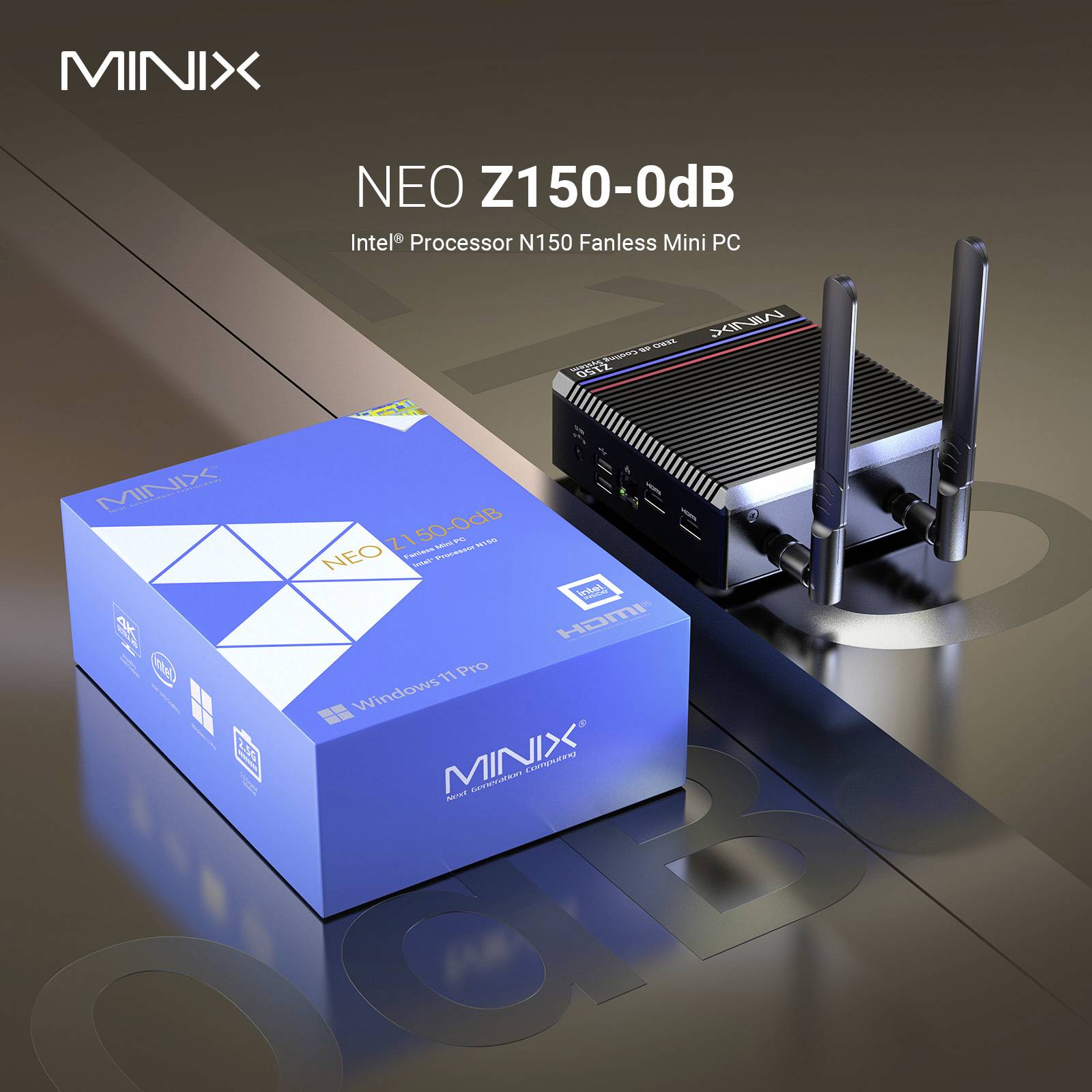 Ein Minix NEO Z150-0dB lüfterloser Mini-PC neben seiner blauen Verpackung, mit zwei Antennen und mehreren Anschlüssen, auf einer reflektierenden Oberfläche.