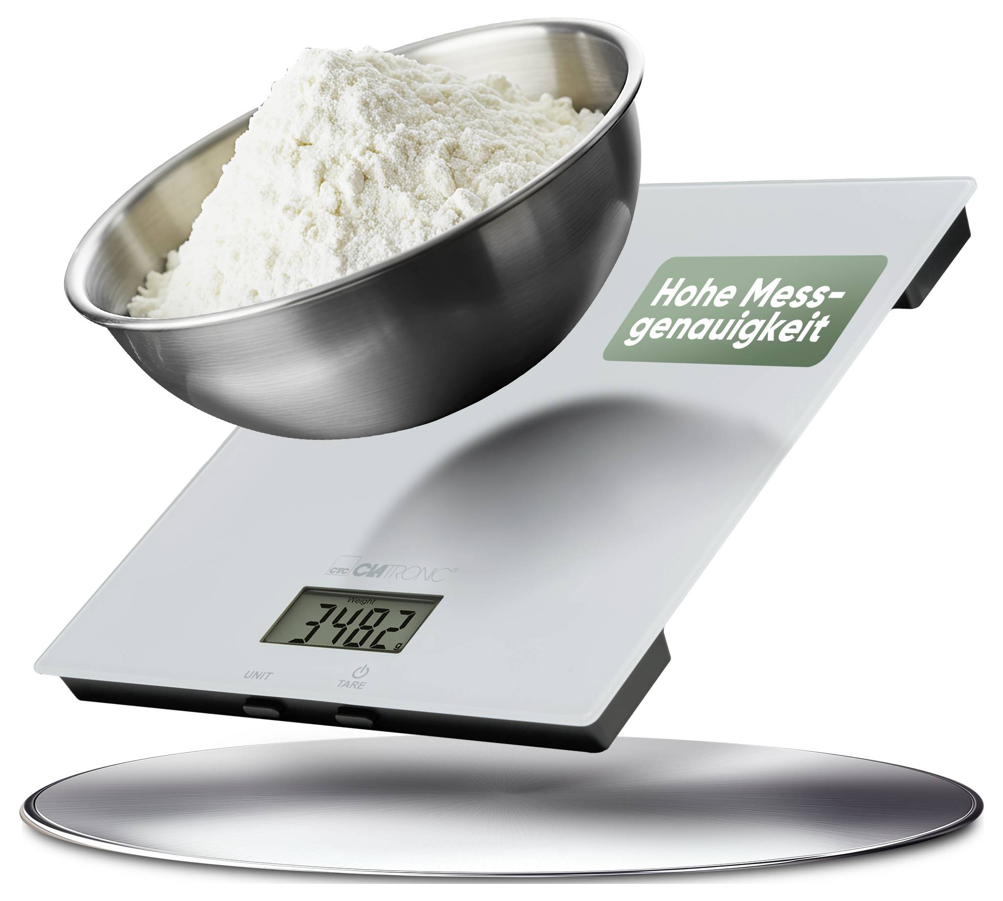 Eine Küchenwaage zeigt '748,2' Gramm mit einer Schüssel Mehl. Ein Etikett trägt die Aufschrift 'Hohe Messgenauigkeit'.