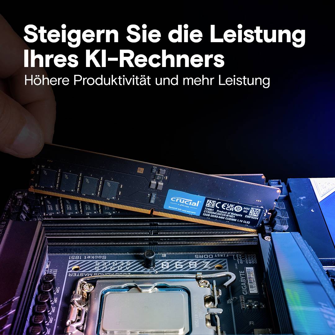 Ein Computer-Mainboard mit einem Crucial RAM-Modul, das eingesetzt wird. Text darüber spricht von steigender Leistung für PCs.