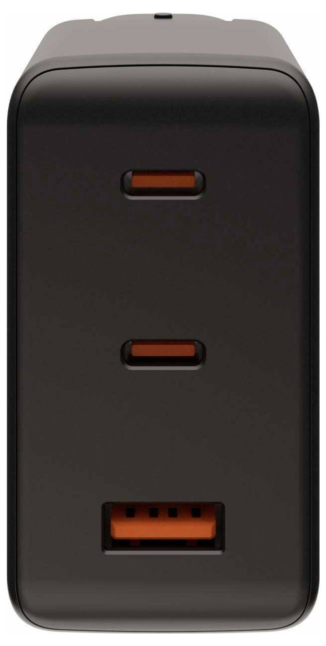 Ein schwarzes Wandladegerät mit zwei USB-C-Anschlüssen und einem USB-A-Anschluss, das entwickelt wurde, um mehrere Geräte gleichzeitig zu laden.