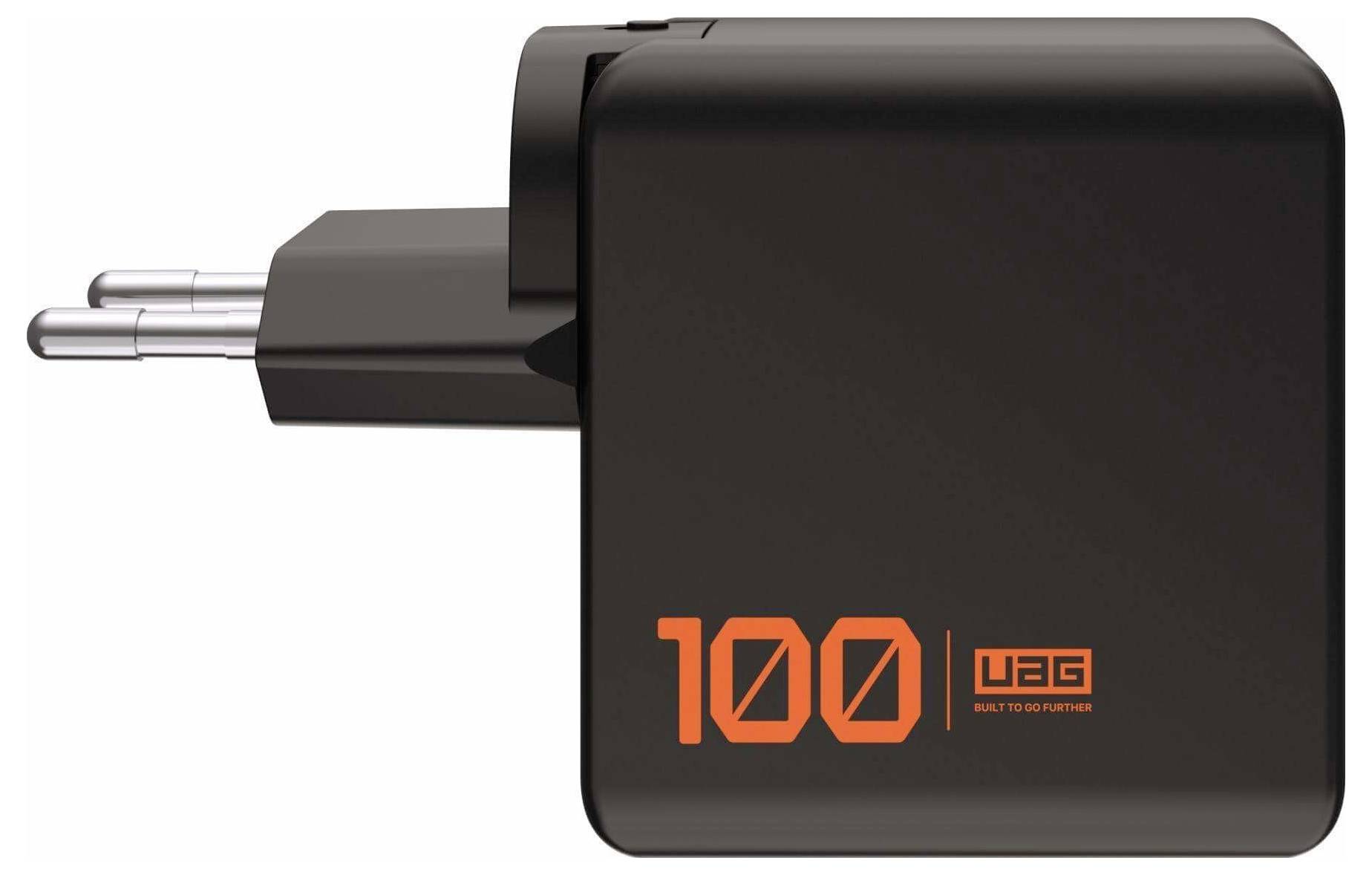 Ein schwarzes UAG 100W-Ladegerät mit europäischen Steckdosenadaptern ist zu sehen, mit dem orangefarbenen Text '100 UAG Built to Go Further'.
