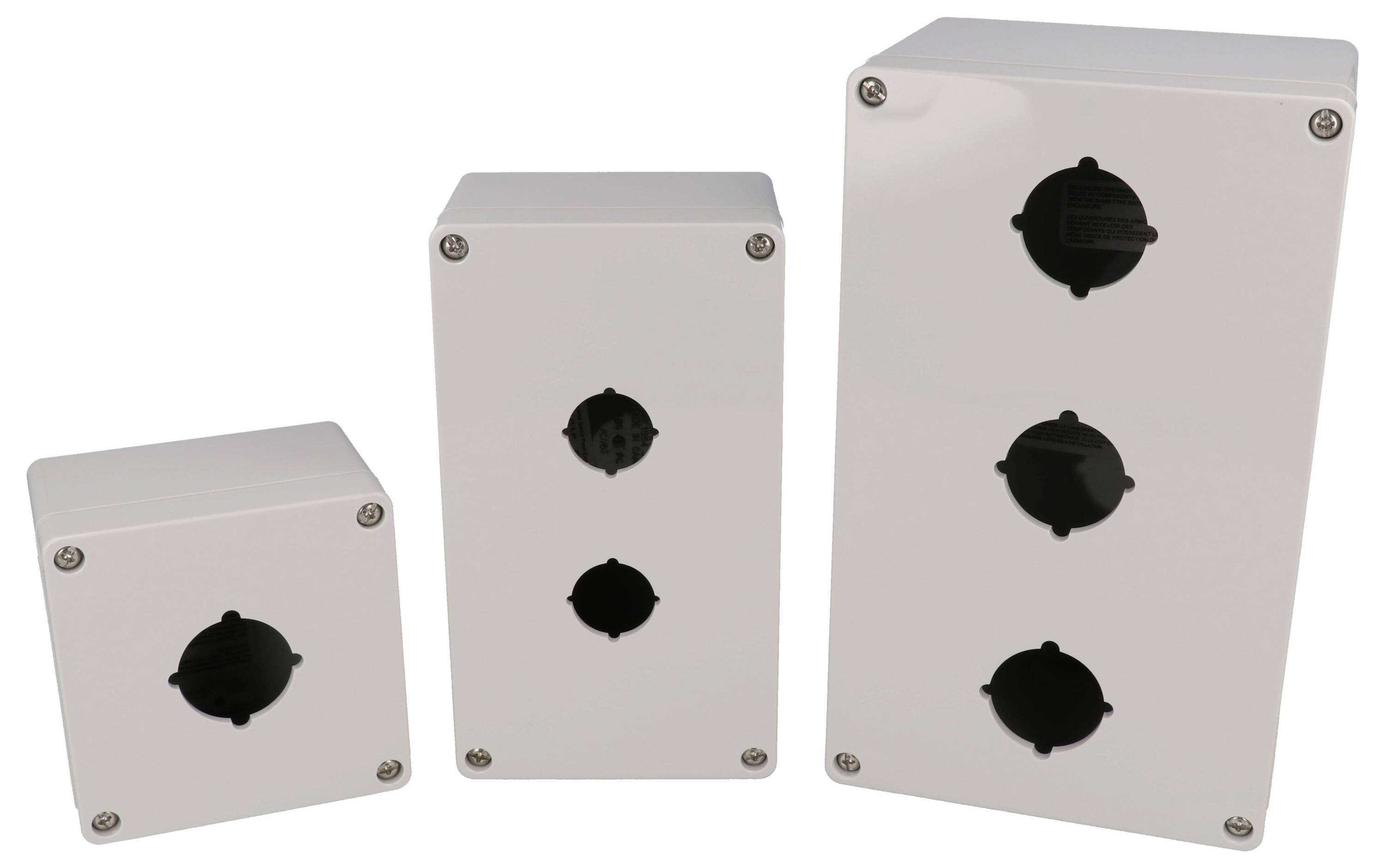 Drei weiße elektrische Gehäuse in unterschiedlichen Größen mit runden Öffnungen, von links nach rechts in aufsteigender Reihenfolge angeordnet.