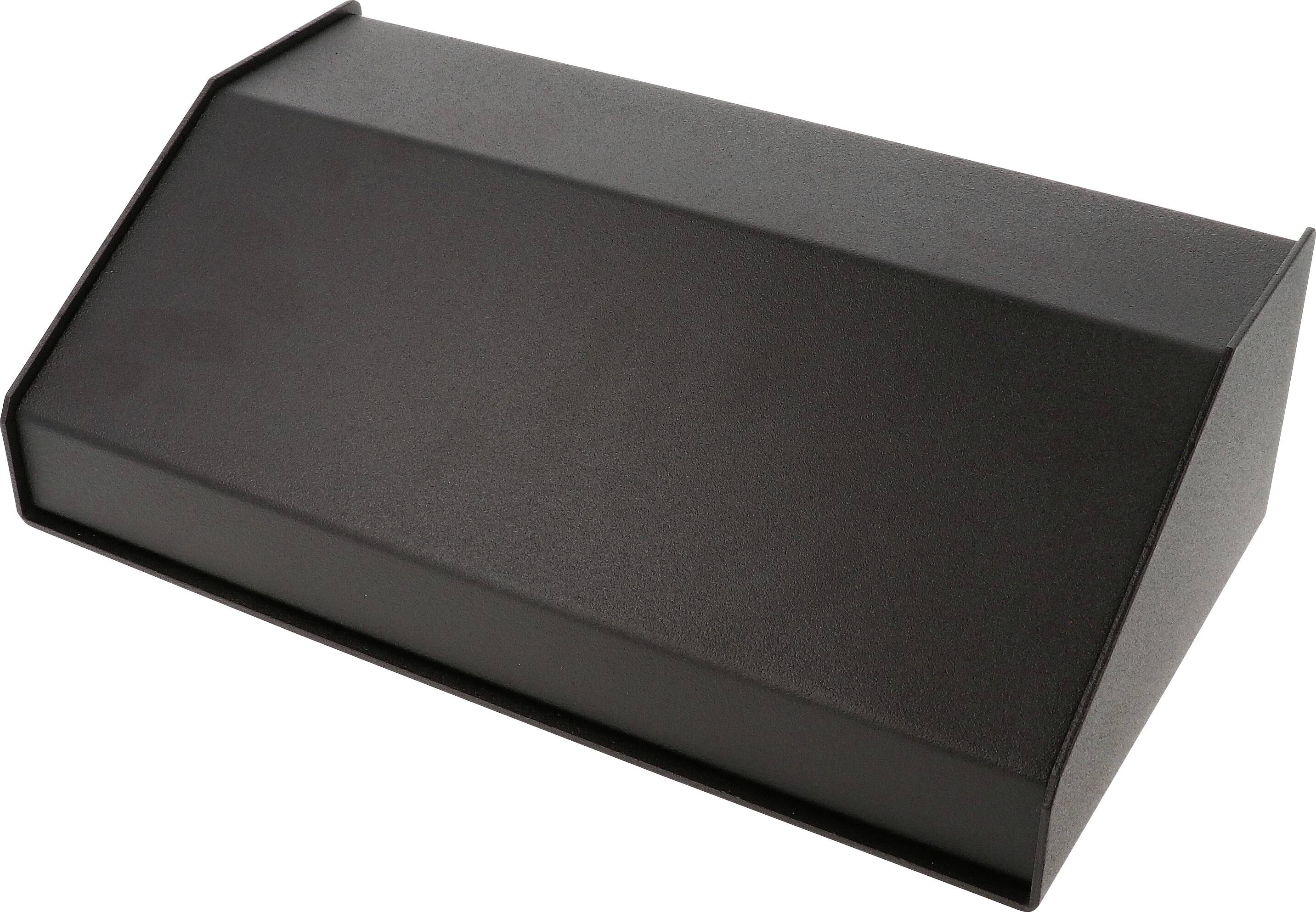Ein schwarzes Metallgehäuse mit geneigtem Deckel, konzipiert zur Aufnahme von elektronischen Komponenten.