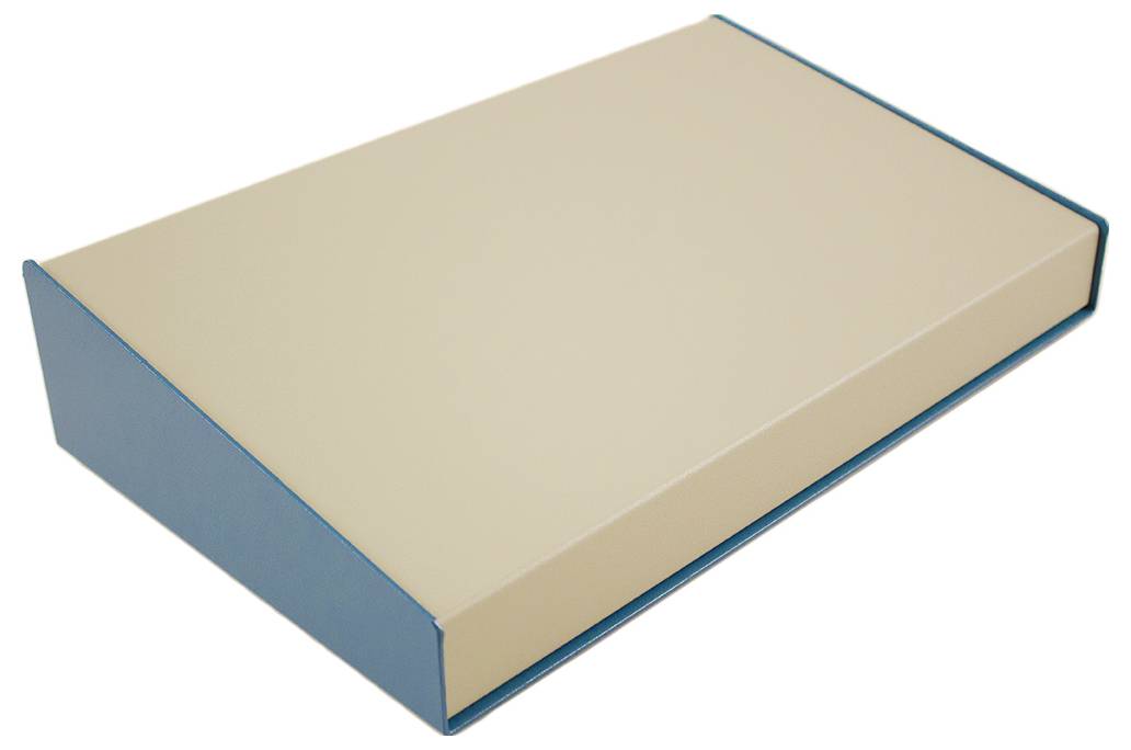 Eine geschlossene, beige Aktenmappe mit blauen Kanten liegt flach und leicht schräg. Das Bild zeigt, wie sie gelagert oder gehandhabt werden kann.