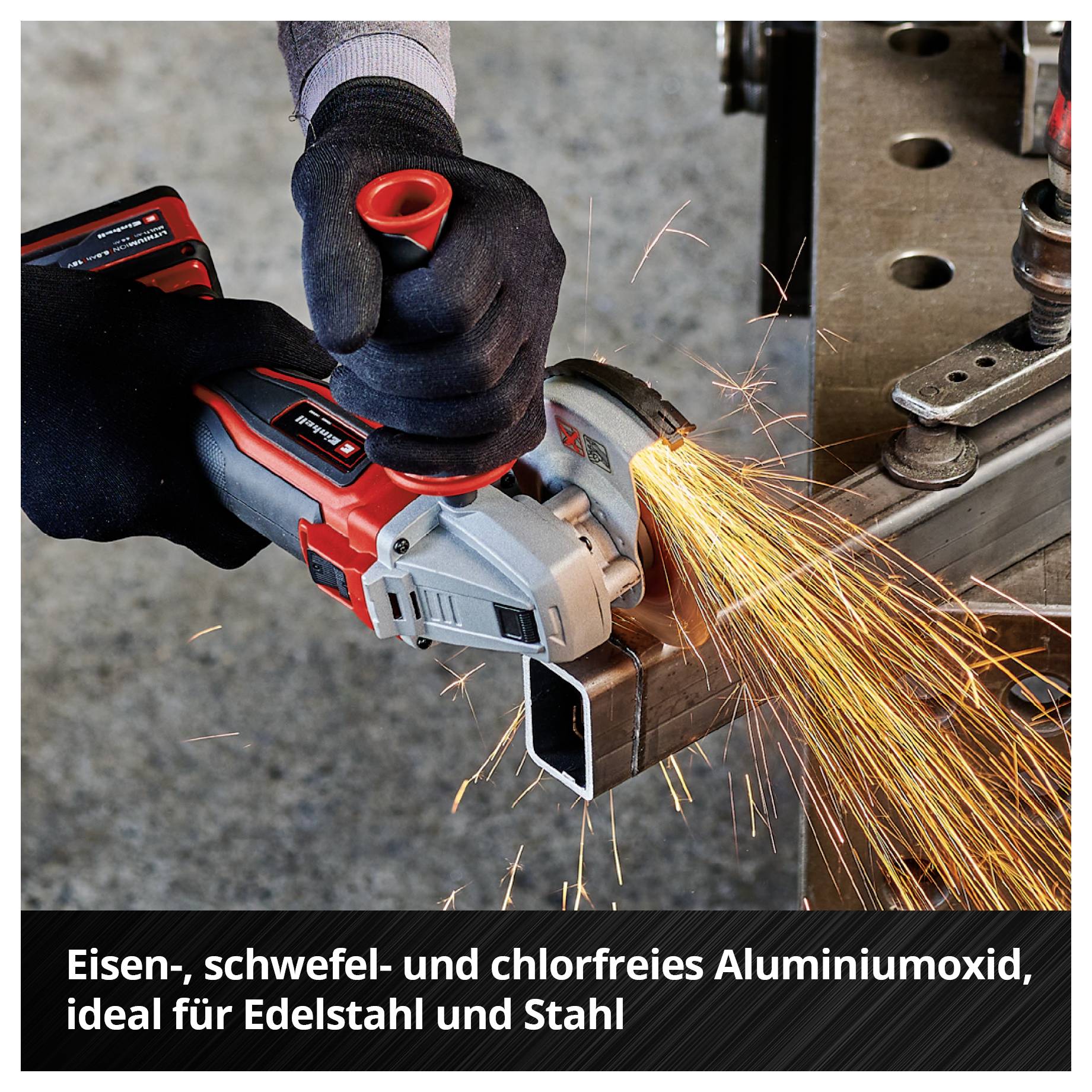 Person schleift ein Metallrohr mit einem Winkelschleifer. Funken sprühen. Text: Eisen-, schwefel- und chlorfreies Aluminiumoxid, ideal für Edelstahl und Stahl.