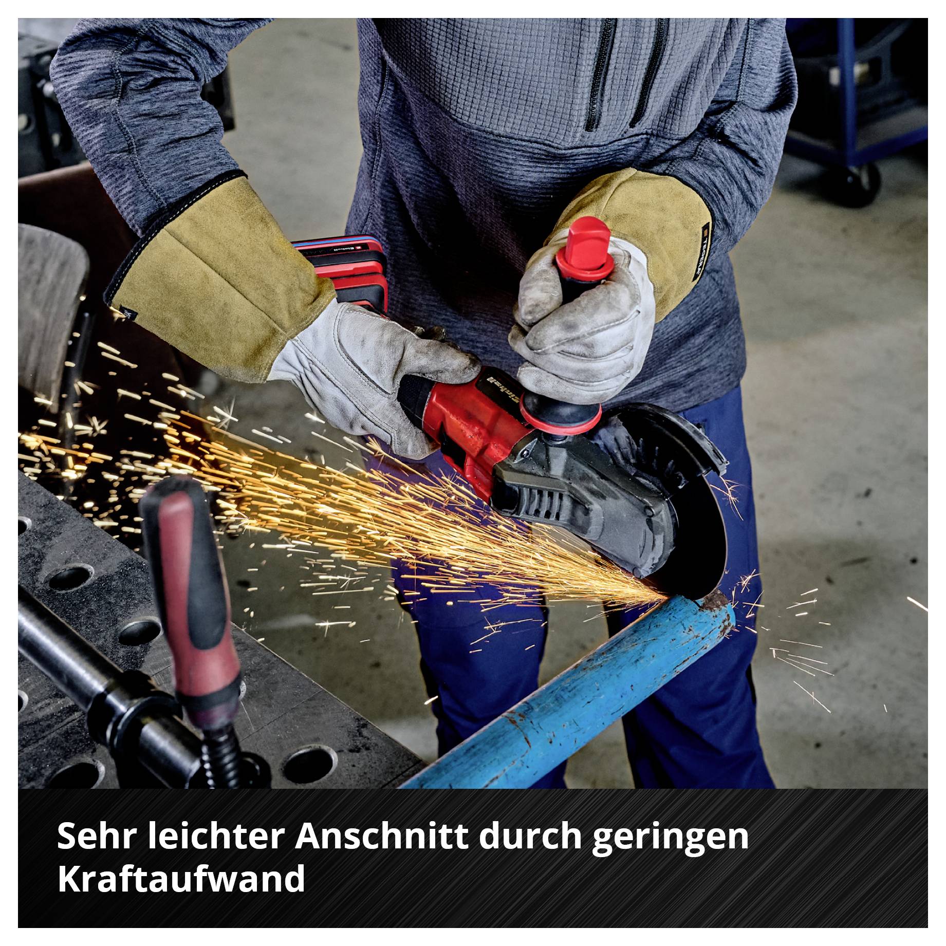 Person bearbeitet Metallrohr mit Winkelschleifer, Funken sprühen. Text im Bild: 'Sehr leichter Anschnitt durch geringen Kraftaufwand'.