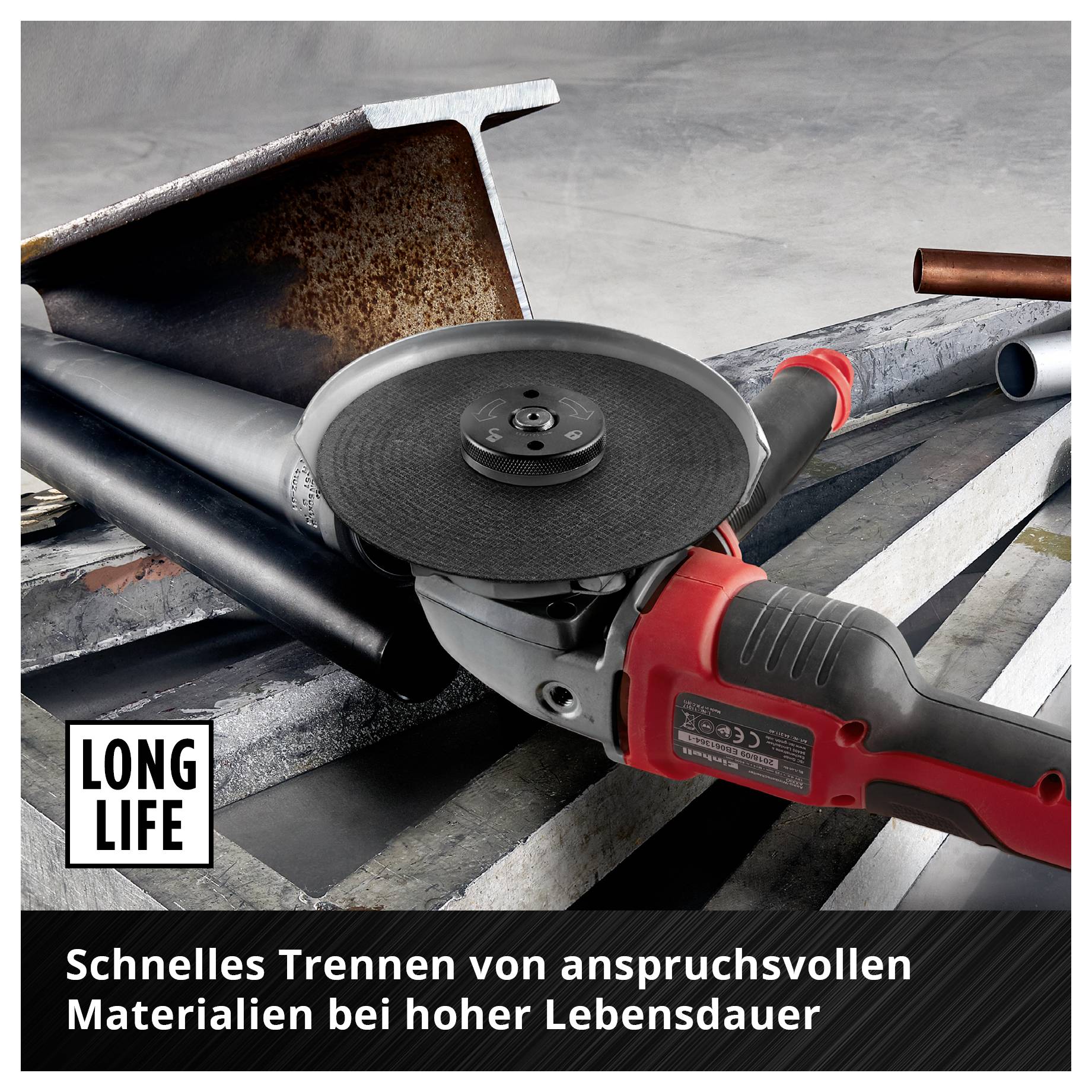 Eine Trennmaschine schneidet durch Metallrohre, mit der Botschaft 'Schnelles Trennen von anspruchsvollen Materialien bei hoher Lebensdauer'.