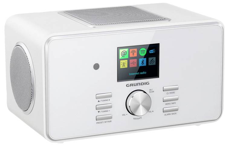 Ein weißes Grundig Tischradio mit einer digitalen Anzeige, die Symbole für verschiedene Medienoptionen zeigt, einem Lautsprecher an der Seite und Bedienungstasten darunter.