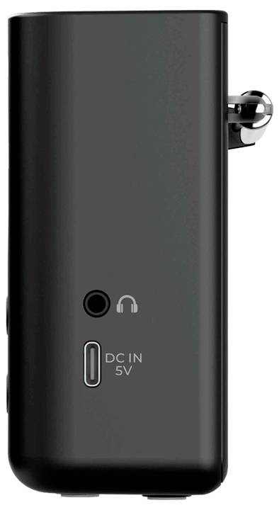 Eine Nahaufnahme der Seitenansicht eines schwarzen elektronischen Geräts zeigt einen Kopfhöreranschluss und einen 'DC IN 5V'-Anschluss und veranschaulicht damit seine Konnektivitätsfunktionen.