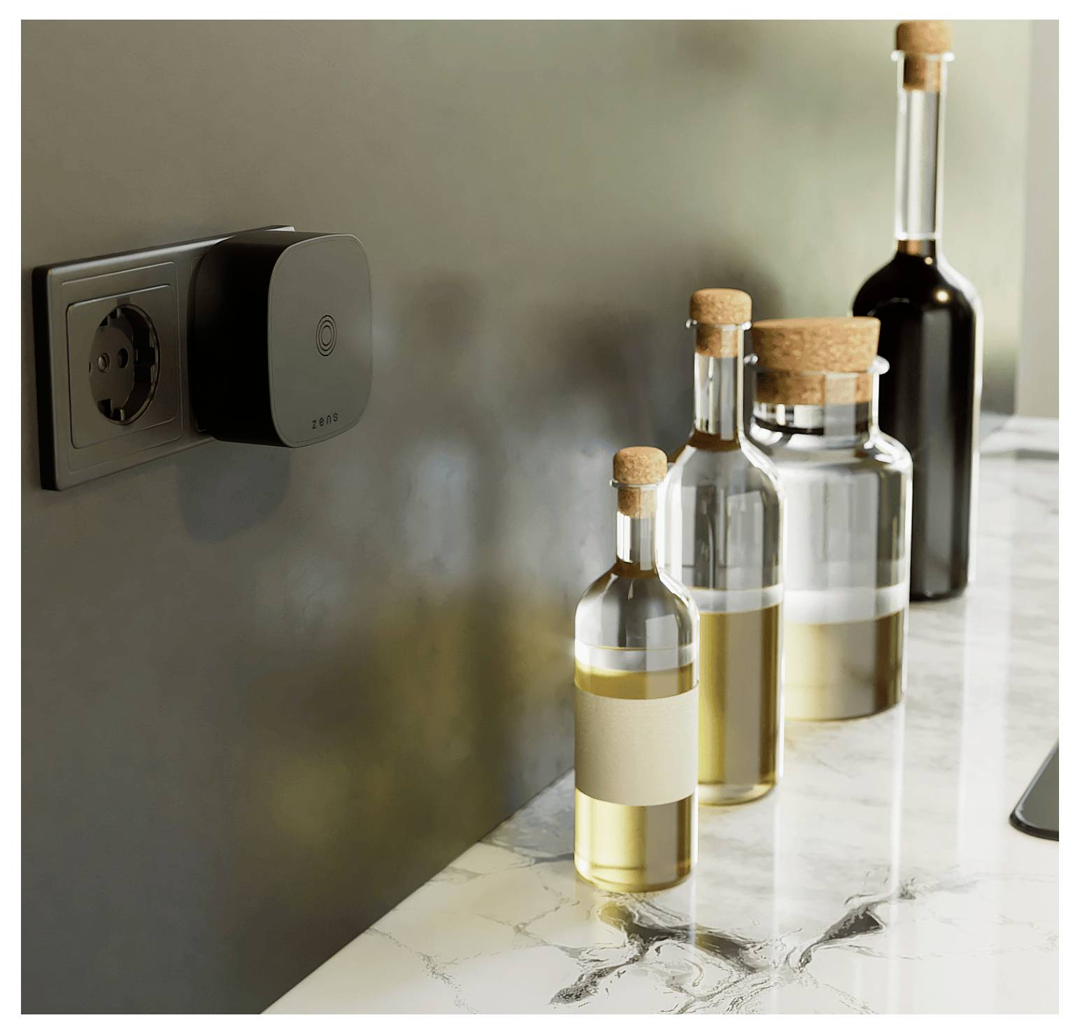 Vier Glasflaschen mit Korkverschlüssen, gefüllt mit Flüssigkeit, auf einer Arbeitsplatte neben einer modernen schwarzen Steckdose.