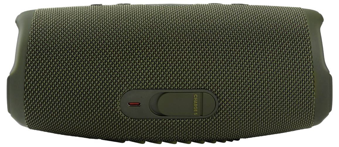 Ein schwarzer, tragbarer Bluetooth-Lautsprecher mit strukturierter Lochblende, mit Bedienungstasten auf der Oberseite und einem Ladeanschluss an der Rückseite.