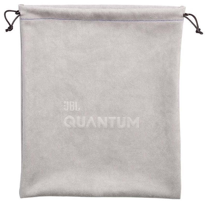 Ein grauer Kordelzugbeutel mit dem Aufdruck 'JBL Quantum', der zum Aufbewahren von Gaming-Kopfhörern entwickelt wurde.