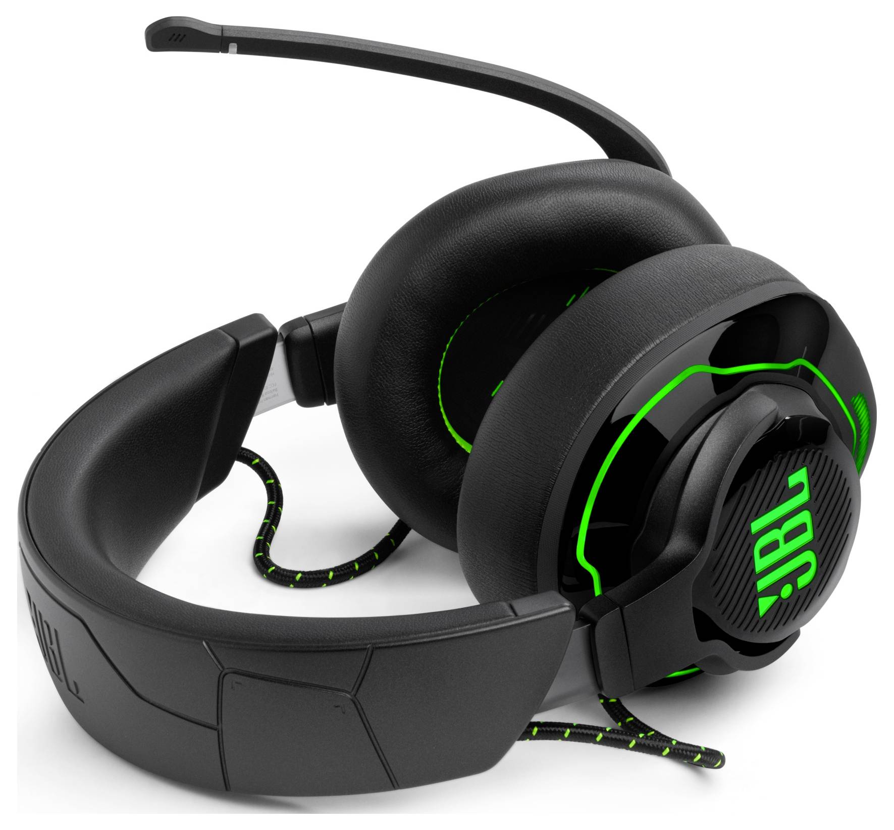 Schwarzer und grüner Over-Ear-Gaming-Headset mit 'JBL'-Logo auf der Ohrmuschel, ausgestattet mit gepolstertem Kopfbügel und geflochtener Kabel für Komfort und Haltbarkeit.
