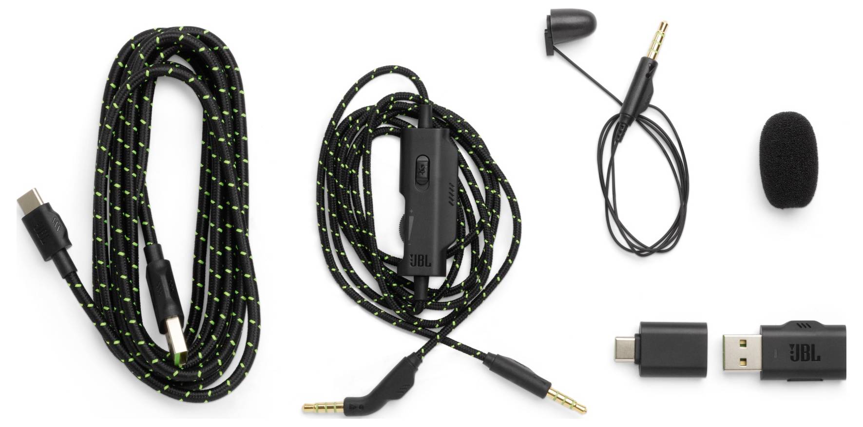 Ein Headset-Zubehörset mit geflochtenem USB-C-Kabel, Audio-Splitter mit Inline-Steuerung, 3,5-mm-Adapter, USB-Adapter und einer Schaumstoff-Mikrofonabdeckung.