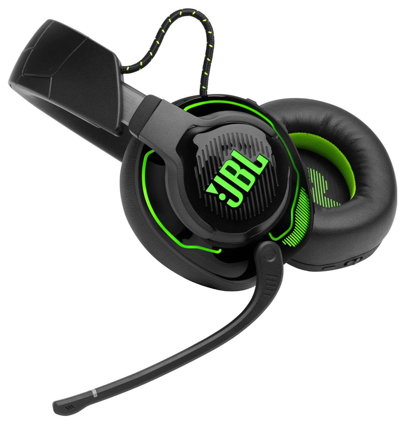 Ein schwarzer Over-Ear Gaming-Headset mit grünen Akzenten, ausgestattet mit einem Mikrofon und dem 'JBL' Logo auf der Ohrmuschel.