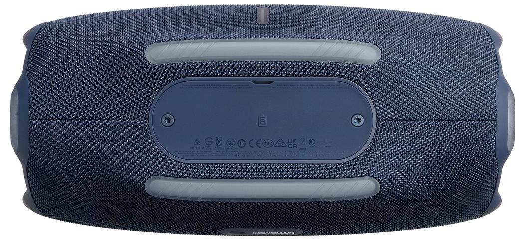 Blauer tragbarer Bluetooth-Lautsprecher von oben gesehen, mit strukturierter Oberfläche und Bedienfeld.