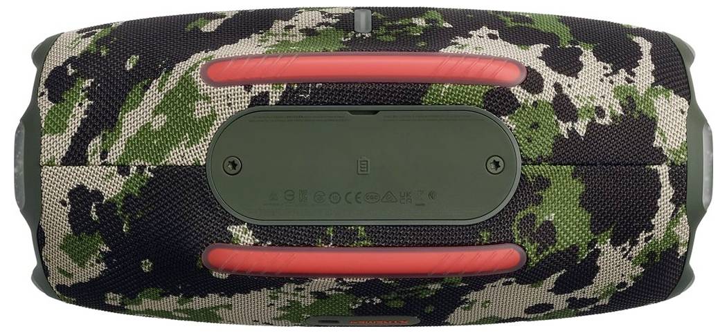 Ein tragbarer Lautsprecher mit Tarnmuster verfügt über rote Akzente und ein grünes Bedienfeld. Für den Einsatz im Freien konzipiert.