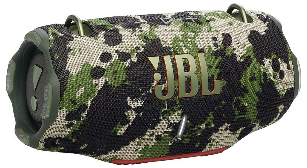 Tragbarer JBL-Lautsprecher mit Tarnmuster, das das JBL-Logo prominent zeigt; für den Outdoor-Einsatz konzipiert, robust und wasserdicht.
