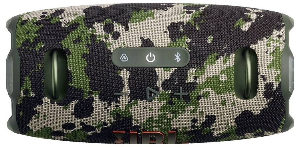 Ein tragbarer Lautsprecher mit Tarnmuster, der über Tasten für Ein/Aus, Bluetooth, Lautstärke sowie Wiedergabe/Pause auf der Oberfläche verfügt.