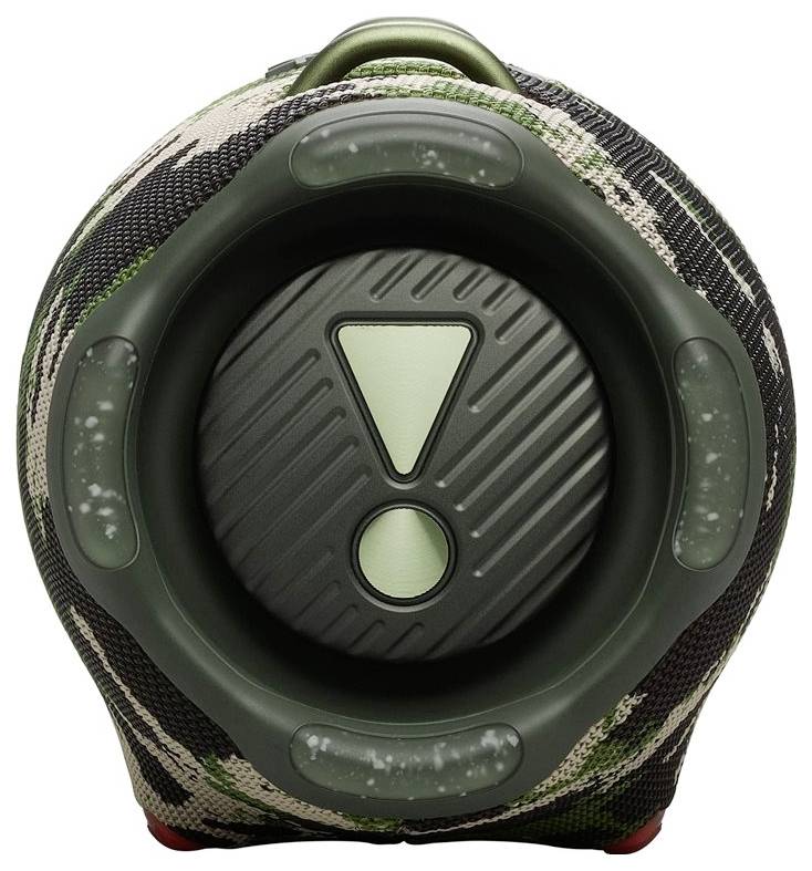 Ein Lautsprecher mit Tarnmuster und kreisförmigem Design, der ein auffälliges Ausrufezeichen-Symbol auf seiner Vorderseite trägt.