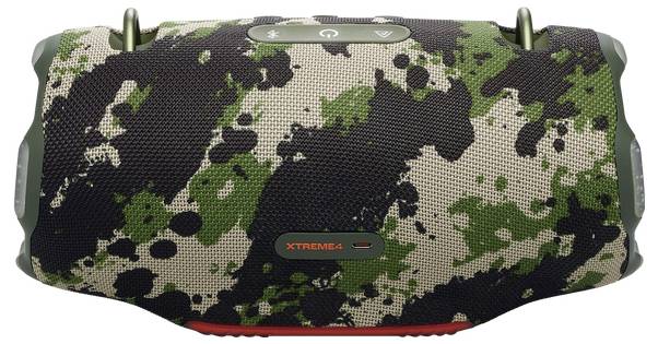 Ein tragbarer Bluetooth-Lautsprecher mit Tarndesign, ausgestattet mit Bedienungstasten auf der Oberseite und der Aufschrift 