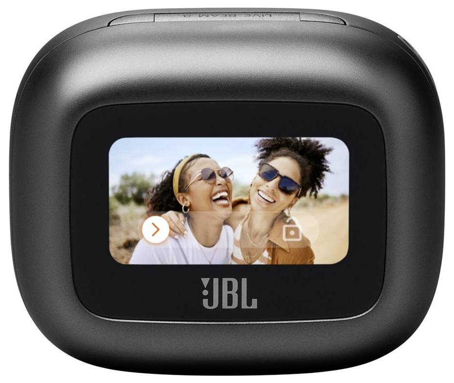 Ein schwarzes JBL-Gerät mit einem Display, das zwei Menschen zeigt, die draußen lächeln, beide tragen Sonnenbrillen.